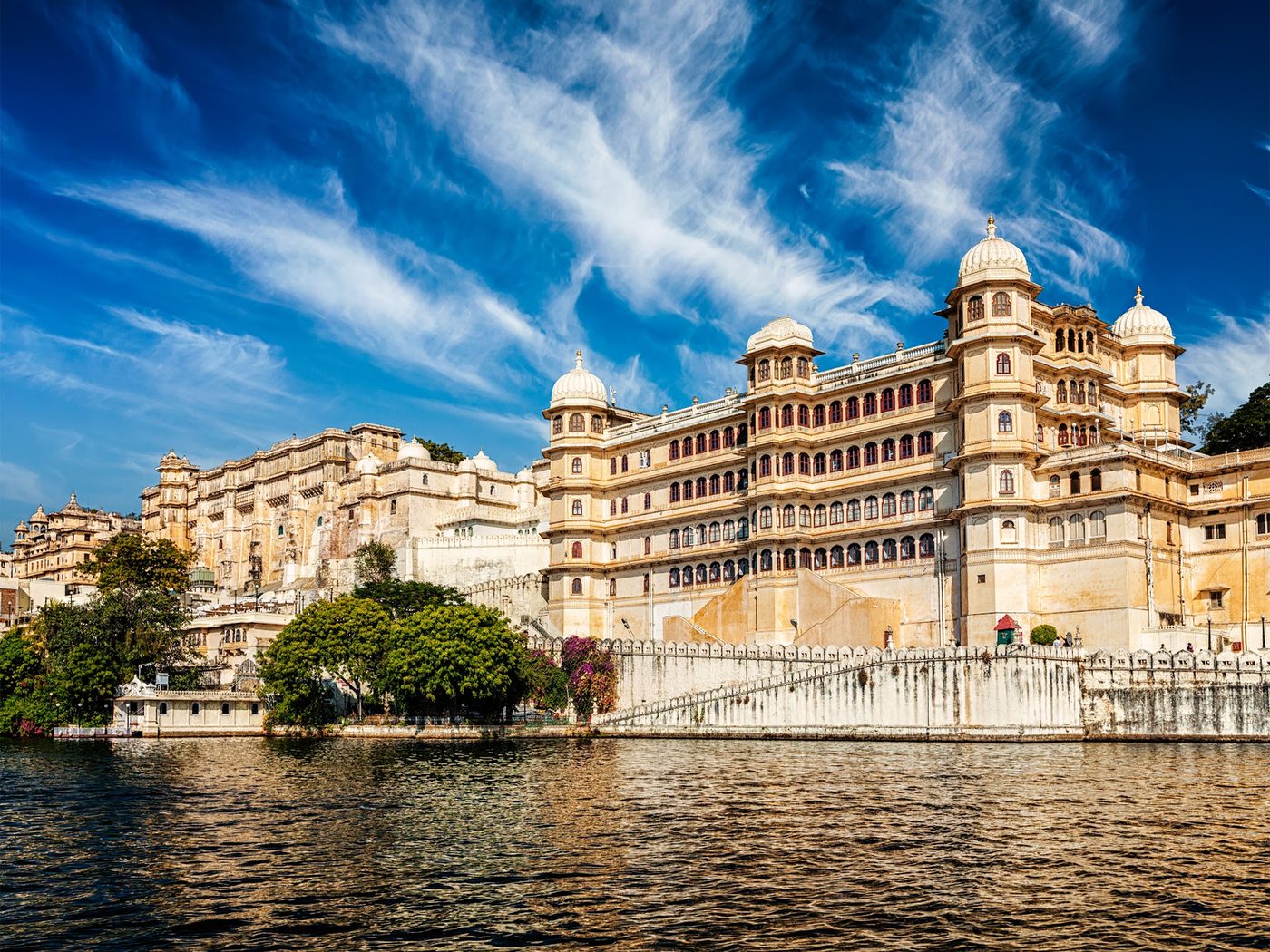 The Octopussy Way India — Udaipur lake-city imagery