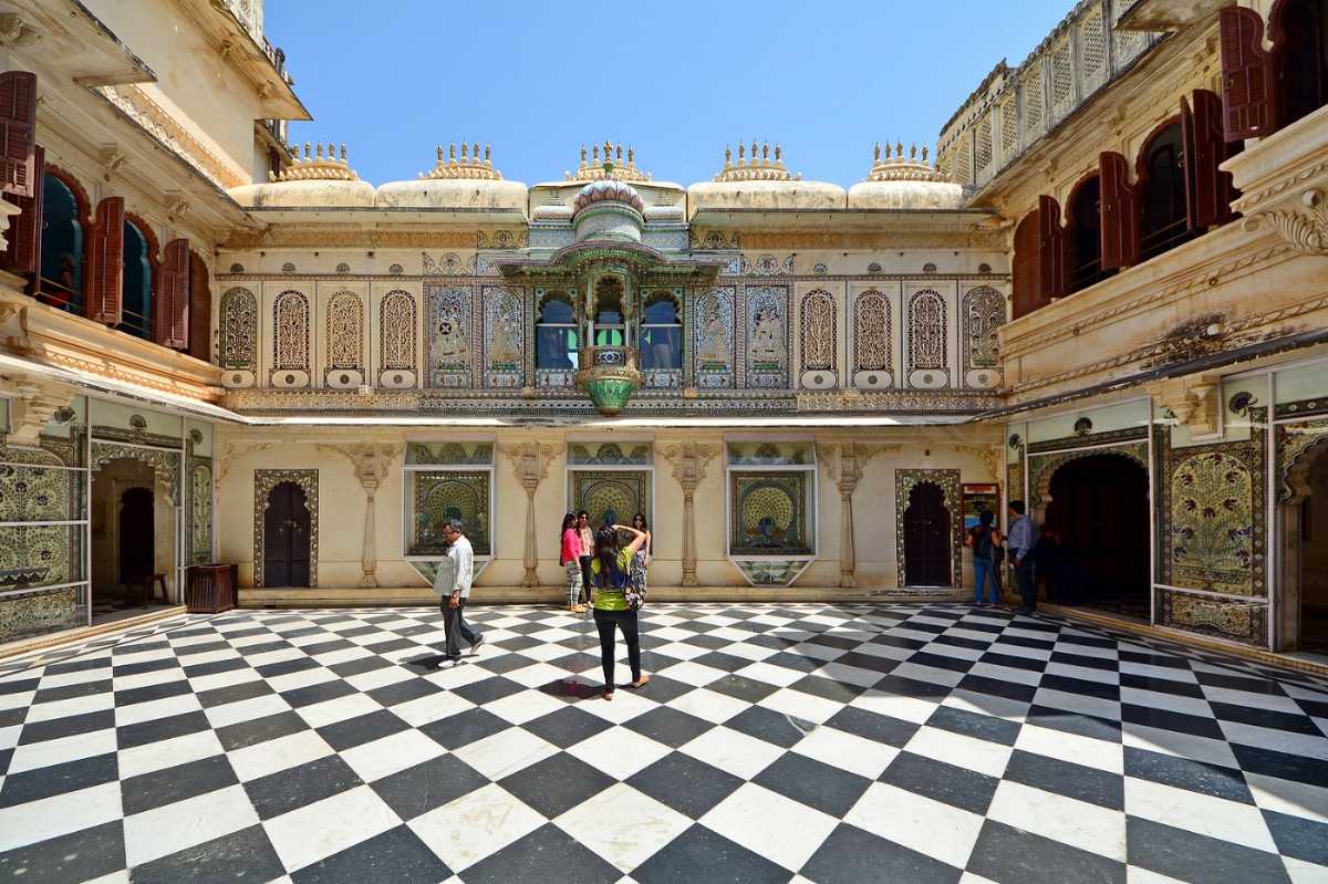 The Octopussy Way India — Udaipur lake-city imagery